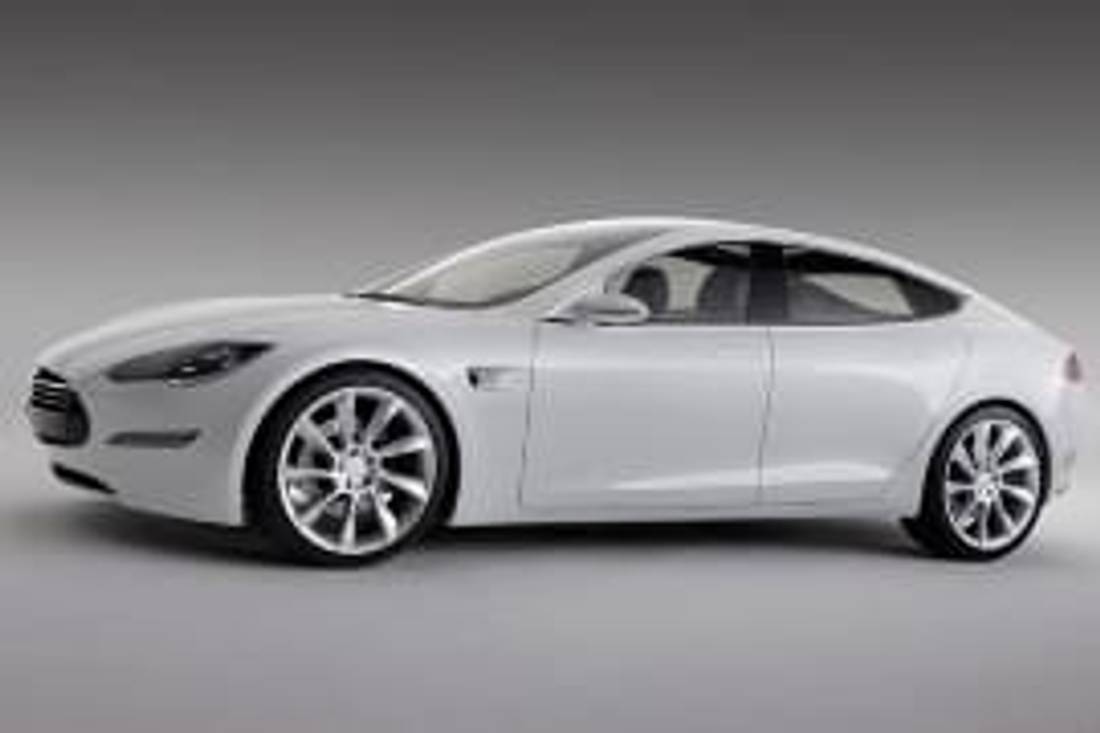 Tesla Model S ze strany