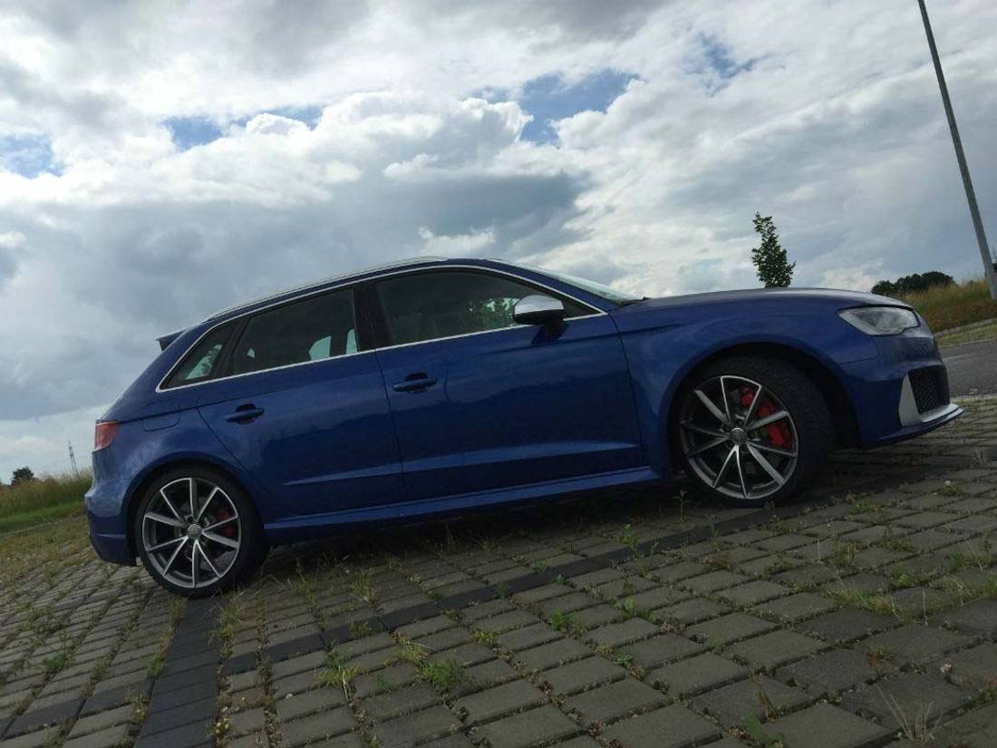 Audi RS3 modrý předek
