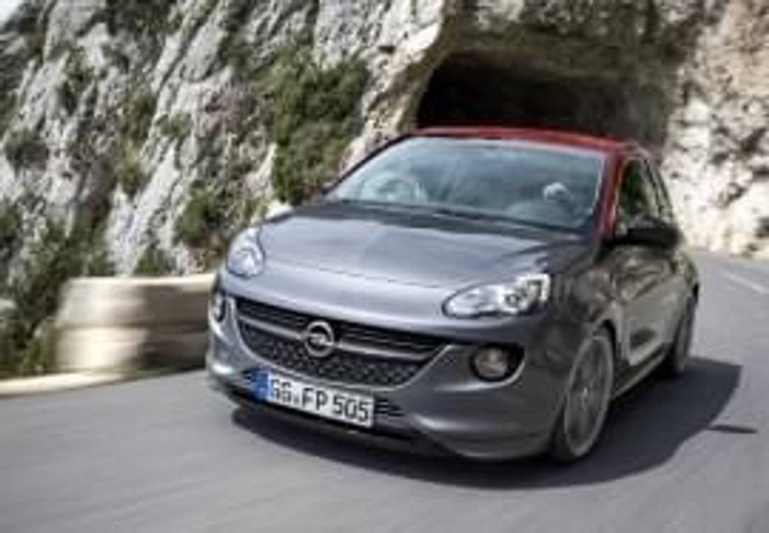 Opel Adam vyjíždí z tunelu