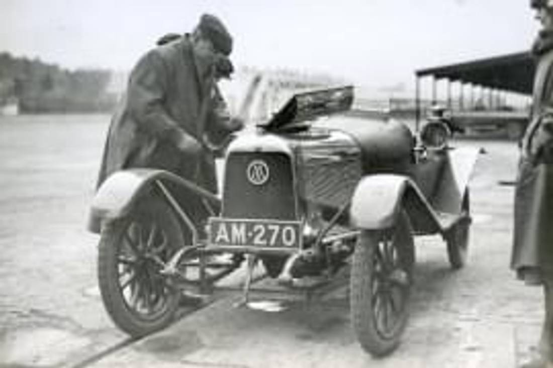 Lionel Martin zakladatel společnosti Aston-Martin-na trati Brooklands 1922.