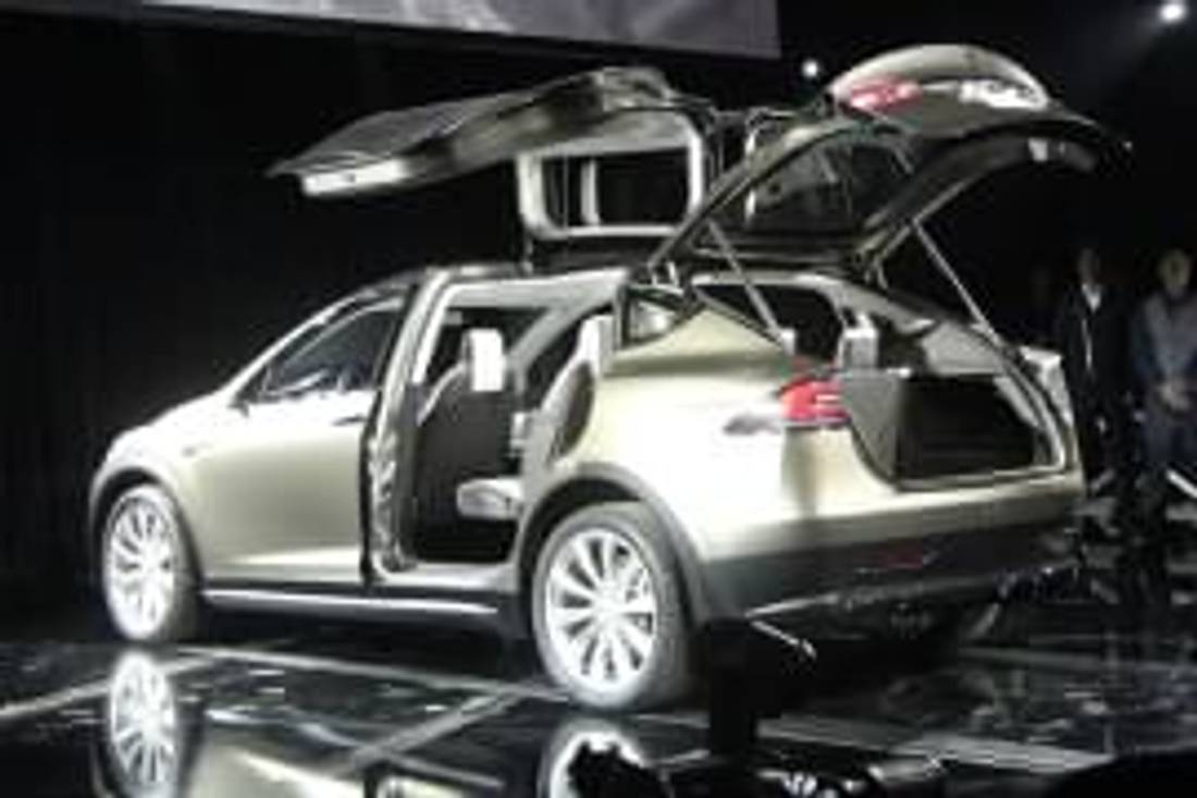 Tesla Model X s otevřenými zadními dveřmi